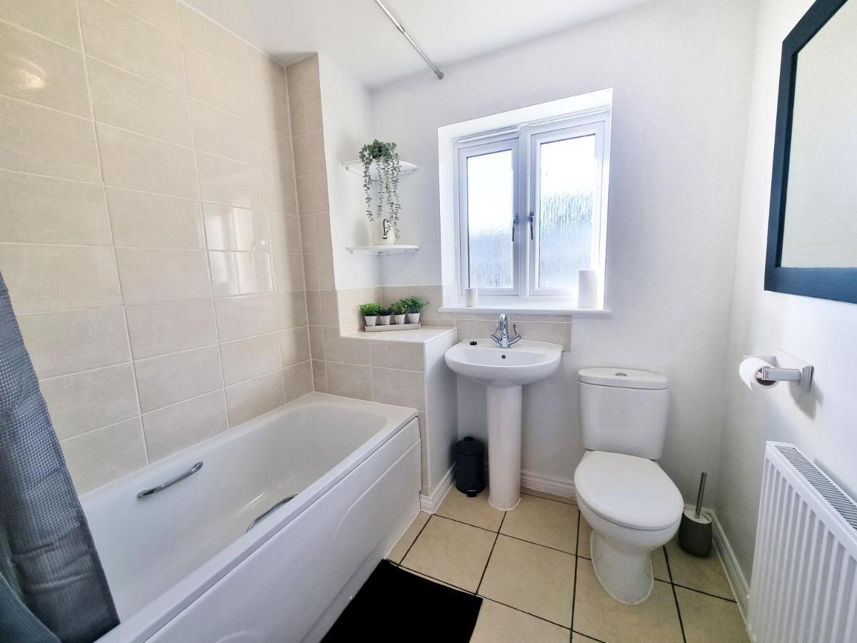 Stylish 3 Bedrooms & 2 Bathrooms House, Free Parking On Premises! CBG Exterior foto